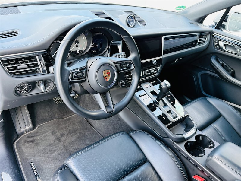 Blick ins Cockpit eines Gebrauchtwagens mit Lederausstattung