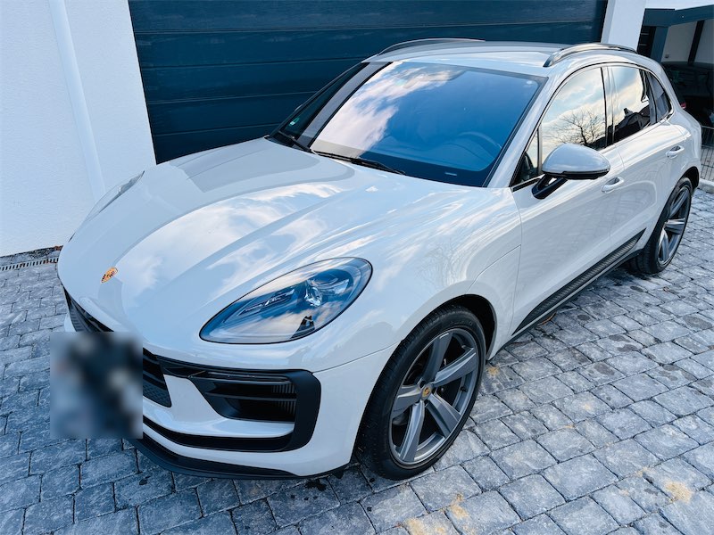 Wei&szlig;er SUV vor einem Garagentor
